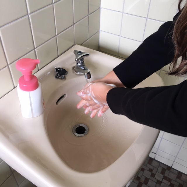 熨斗付き鼻セレブティッシュの作業前に手洗いをします