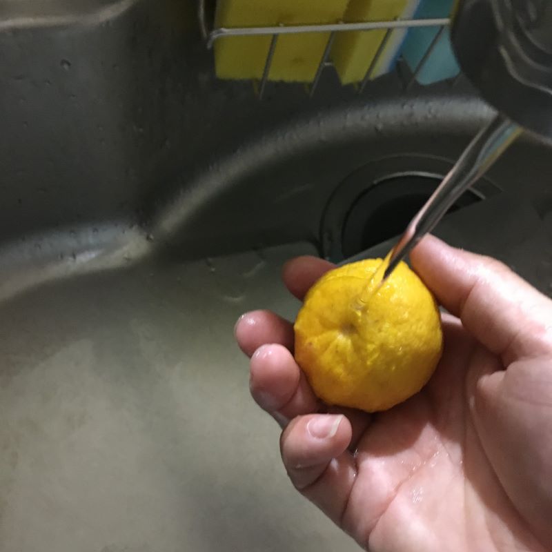 柚子を洗います