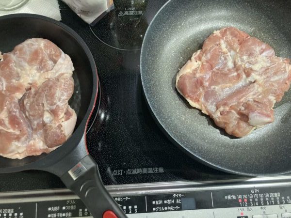 フライパンでお肉を焼きます