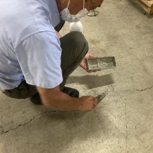 コンクリートのひび割れ補修です