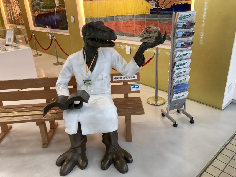 小松空港の恐竜