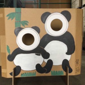 ダンボールで顔はめパネル
