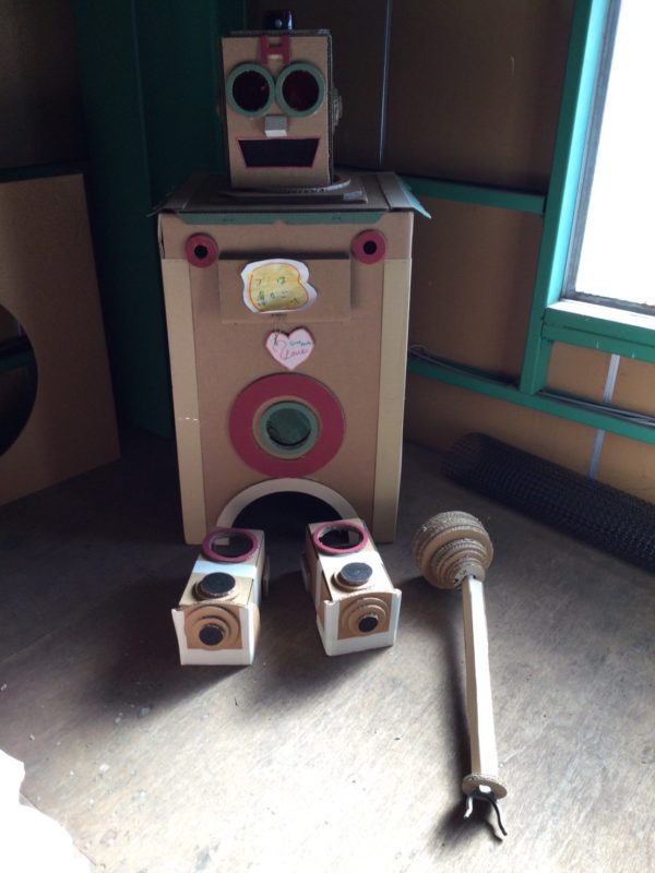 ダンボールでロボットを工作しました