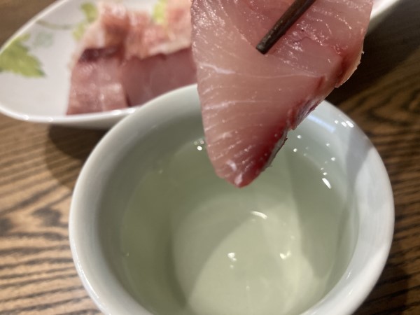 ブリの刺身と日本酒