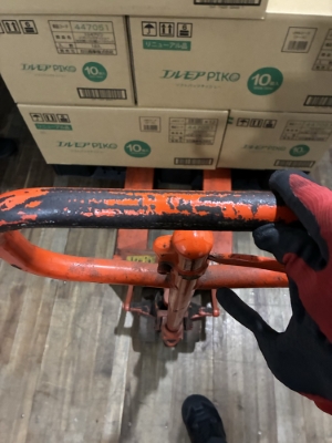 ハンドリフトでティッシュを納品